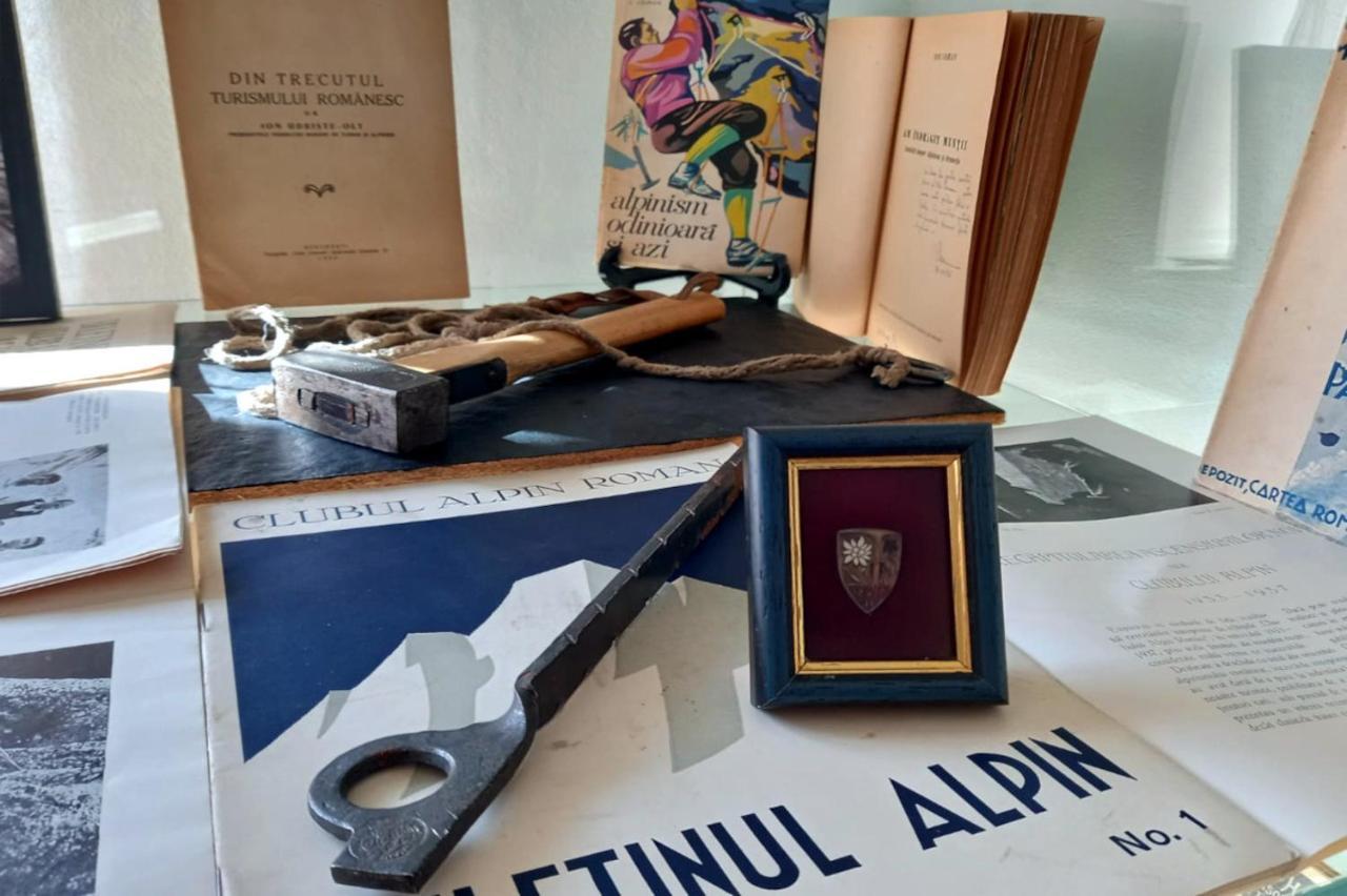 Gasthaus Galeria Turismului Montan Cîrţişoara Exterior foto